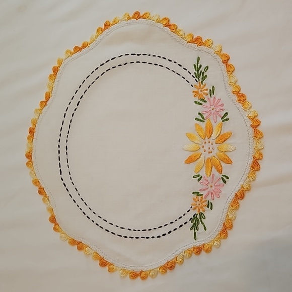 Hand Crafted Needlepoint Doily Circular Set-5 Botanical yellow floral farmhouse - Picture 16 of 17